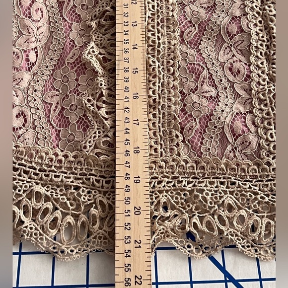 ERI + ALI SYDNEY LACE TOP SZ SMALL DK CREAM LACE PINK UNDERLAY ROMANTIC COTTAGE - Picture 8 of 9